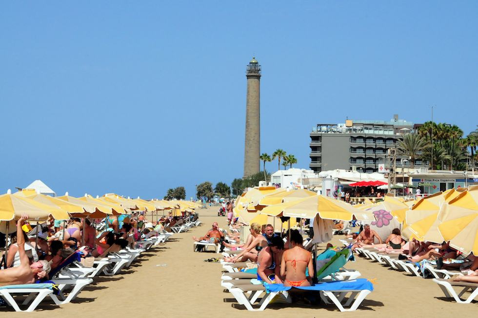 Servicio de hamacas y sombrillas de playa del Ingl&eacute;s | Maspalomas Ahora
